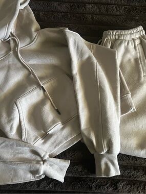 Amazon Women's Track Pants & Hoodie Set in Light Beige/Cream